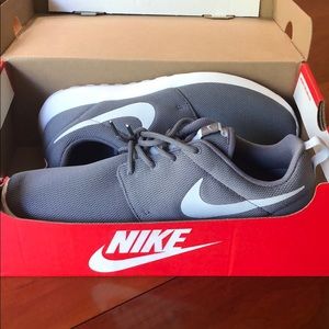 BRAND NEW Nike Rosche One Grey/White